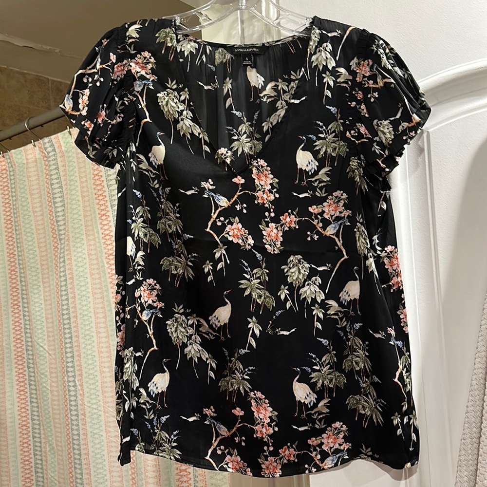 Banana Republic short-sleeved polyester top. Size: Small